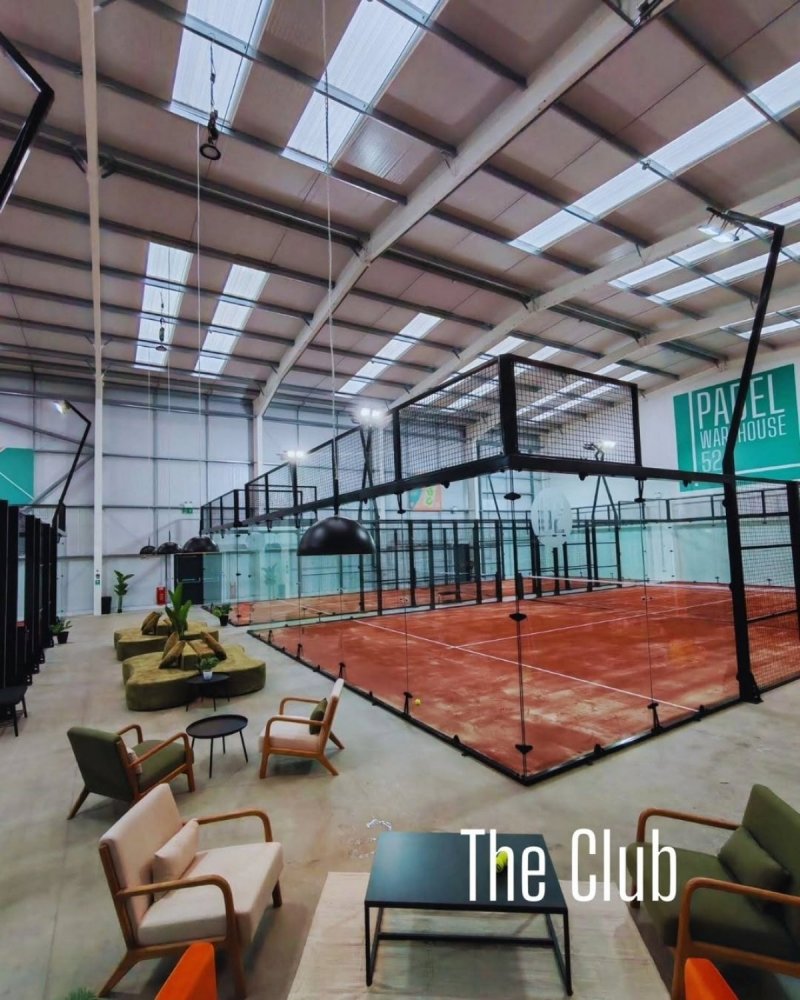 İngiltere Full Panoramik Padel Kortu Kurulumu – Padel Warehouse 52, Wolverhampton